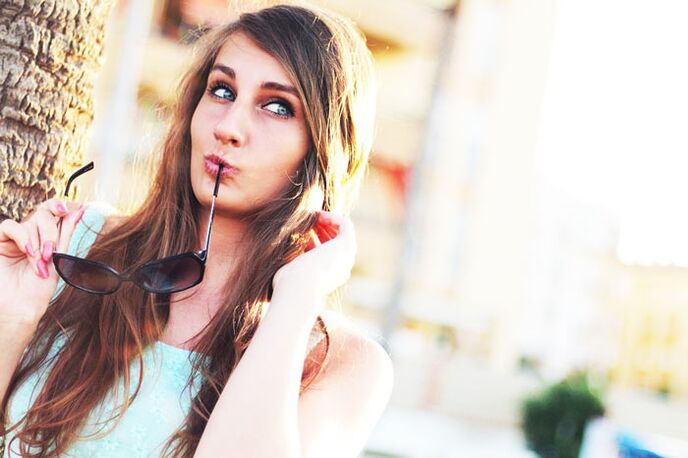 Una ragazza pensa se dovrebbe sottoporsi a un intervento di chirurgia plastica per ingrandire il seno.